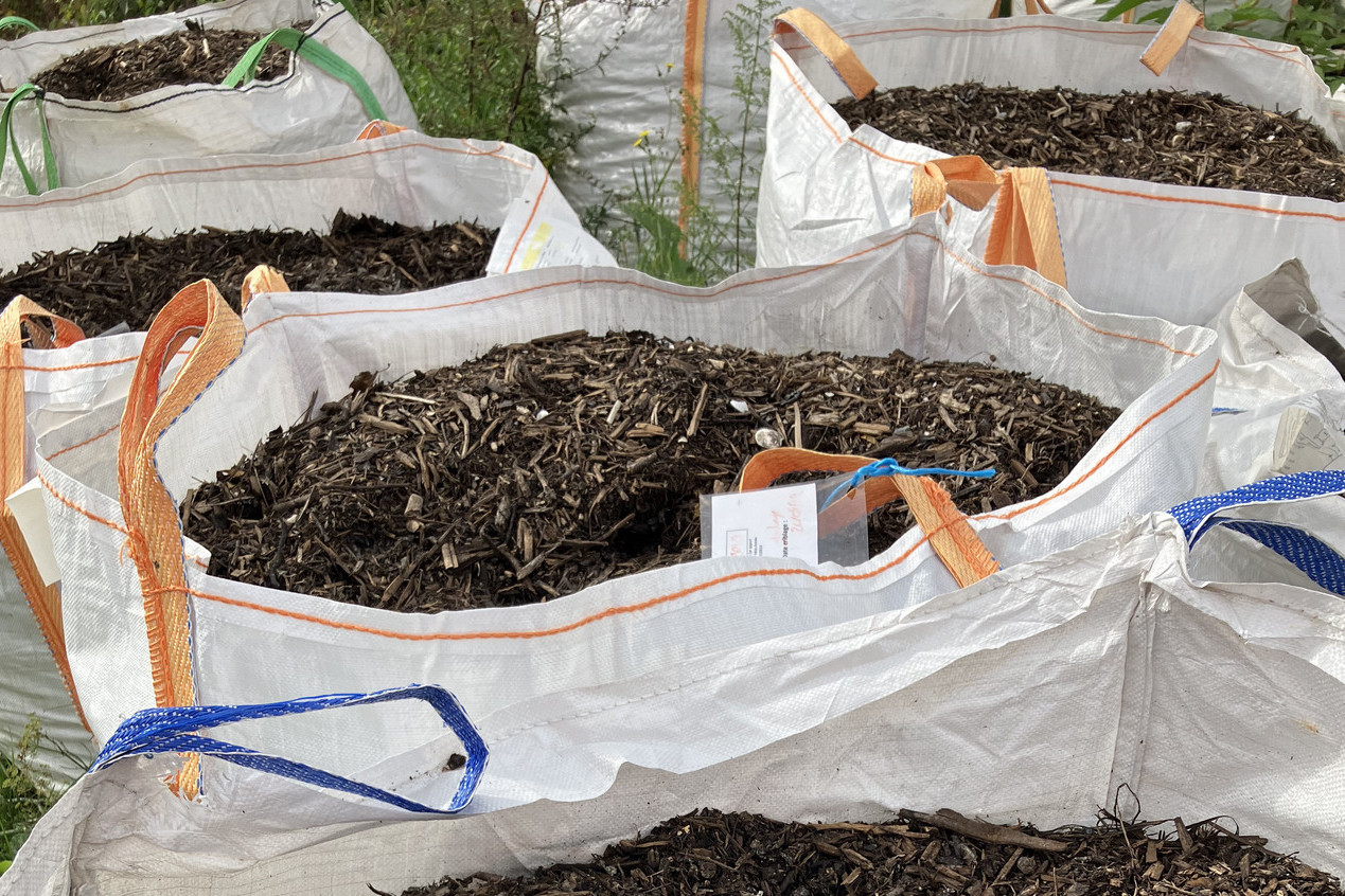 Compost lyonnais acheter en big bag Sept big bags remplis de compost lyonnais 100% naturel criblé et prêt à l'utilisation.