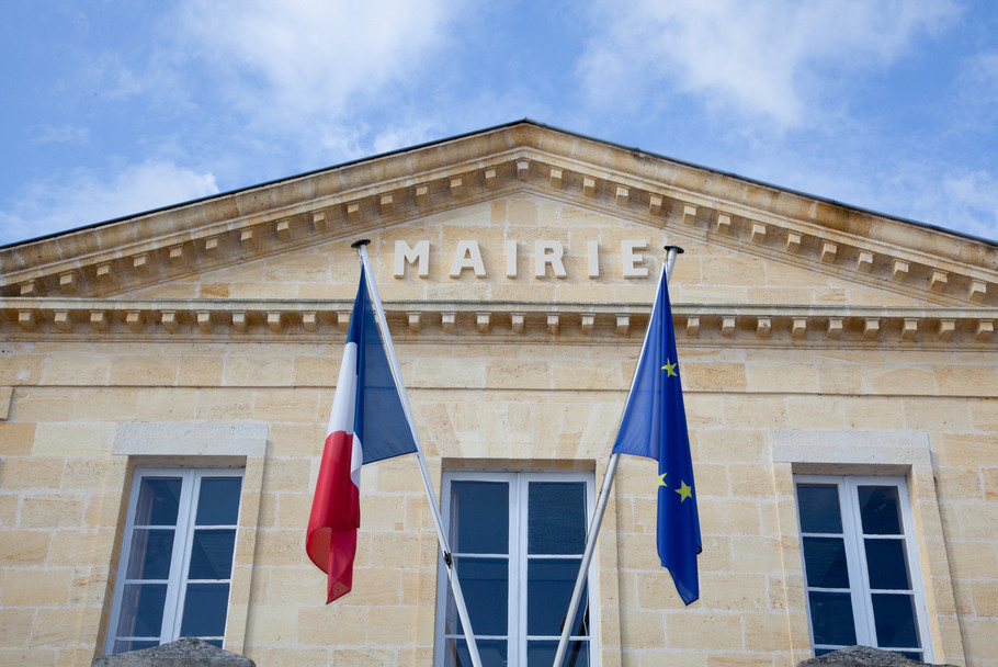Mairie avec drapeaux français et européen