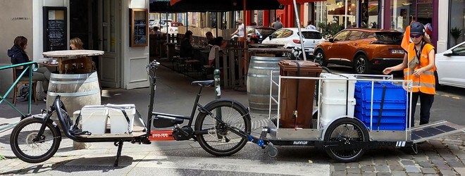 Une collectrice de OuiCompost charge la remorque vélo suite à une collecte de biodéchets effectuée chez un client profesionnel à Lyon.