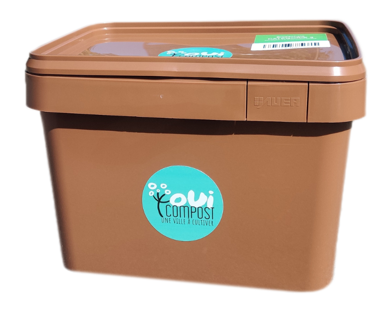 Bac à biodéchets 22 litres Un seau marron de 22 litres pour fourni par OuiCompost pour trier et collecter les biodéchets dans votre structure. Un seau a une anse métallique pour le transport. C'est un bac à couvercle avec un logo OuiCompost collé dessus.