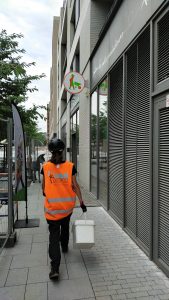Collectrice OuiCompost allant vers rue des producteurs girondins