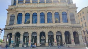 Collectrice OuiCompost devant l'Opéra de Lyon